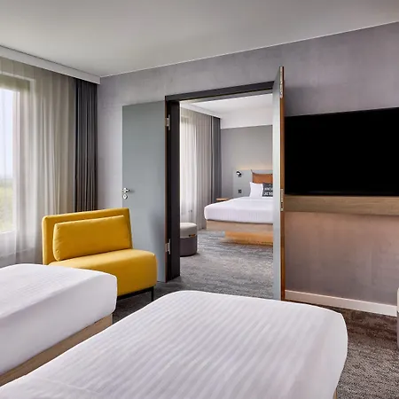 Moxy 3*