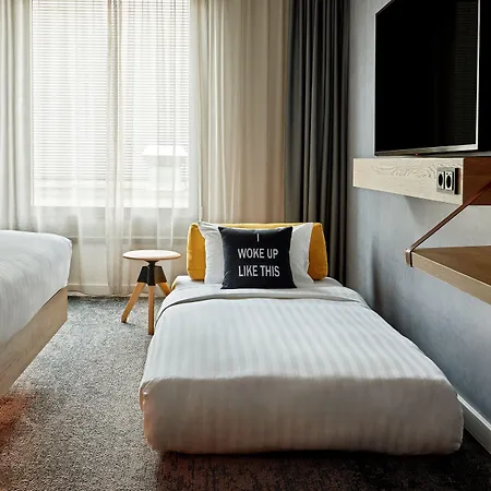 Moxy 3*